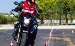 Cours de moto sécurisé sur la piste du Parc des Exposition de Montpellier