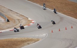 Pendant nos stages perfectionnement, conduisez votre propre moto sur piste !